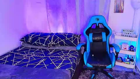 Snapshot of arontroy_wi chatting on 09/15/25, 10:37 noah and ivy online show from 09/15/25, 10:37