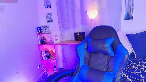 Snapshot of arontroy_wi chatting on 11/20/25, 10:15 noah and ivy online show from 11/20/25, 10:15