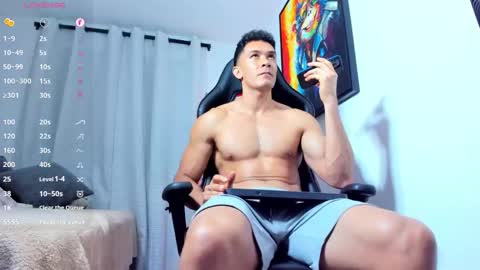 Snapshot of aronvillegas chatting on 11/19/25, 01:49 online show from 11/19/25, 01:49