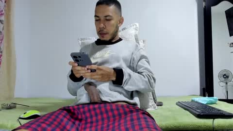 Snapshot of aronxx_ chatting on 12/04/24, 10:46 BLACK FRIDAY 55 OFF ON MY ONLYFANS. online show from 12/04/24, 10:46