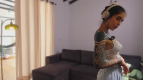 Linda  independent model artgeea online show from 02/07/26, 06:44