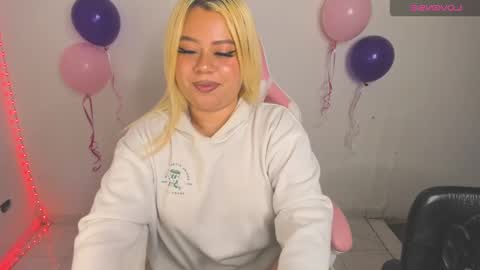 Snapshot of arthemiss033 chatting on 10/30/25, 10:54 Val online show from 10/30/25, 10:54