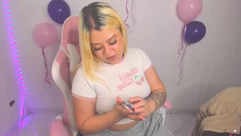 Snapshot of arthemiss033 chatting on 11/24/25, 01:16 Val online show from 11/24/25, 01:16