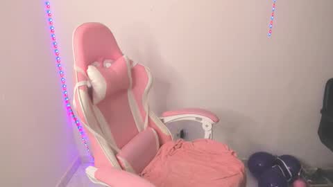 Snapshot of arthemiss033 chatting on 12/19/25, 03:24 Val online show from 12/19/25, 03:24