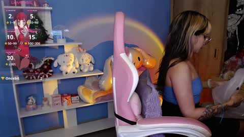 Snapshot of artic_love chatting on 12/18/24, 06:21 Lenna online show from 12/18/24, 06:21