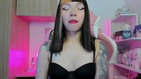 Snapshot of artic_love chatting on 11/15/25, 04:10 Lenna online show from 11/15/25, 04:10