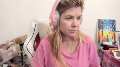 Snapshot of artsyandcraftsy_ chatting on 12/02/25, 06:19 MIA online show from 12/02/25, 06:19