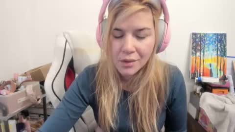 Snapshot of artsyandcraftsy_ chatting on 12/03/25, 08:56 MIA online show from 12/03/25, 08:56