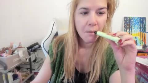 Snapshot of artsyandcraftsy_ chatting on 12/05/25, 11:19 MIA online show from 12/05/25, 11:19