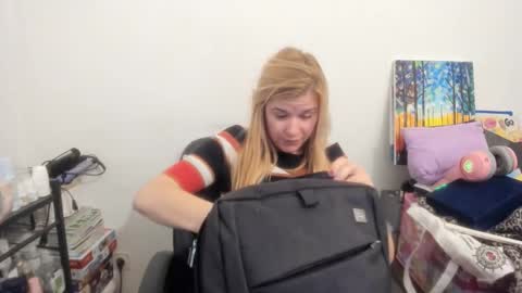 Snapshot of artsyandcraftsy_ chatting on 12/15/25, 01:59 MIA online show from 12/15/25, 01:59