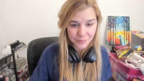 Snapshot of artsyandcraftsy_ chatting on 12/19/25, 12:39 MIA online show from 12/19/25, 12:39