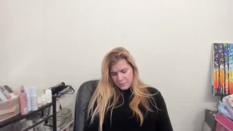 Snapshot of artsyandcraftsy_ chatting on 12/21/25, 12:12 MIA online show from 12/21/25, 12:12