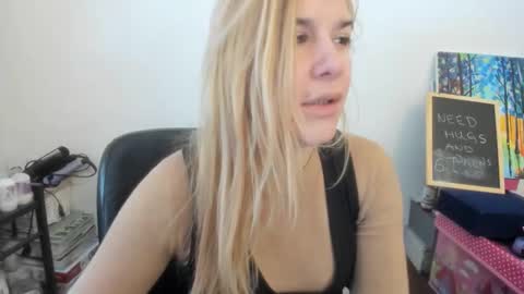 Snapshot of artsyandcraftsy_ chatting on 01/07/26, 10:51 MIA online show from 01/07/26, 10:51