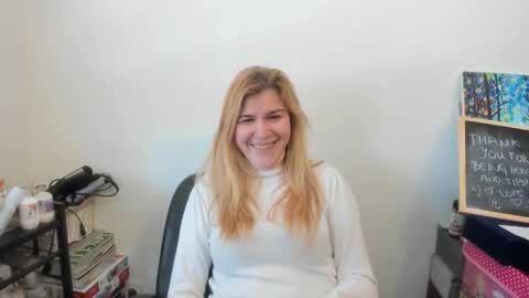 Snapshot of artsyandcraftsy_ chatting on 01/08/26, 11:01 MIA online show from 01/08/26, 11:01