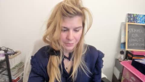 Snapshot of artsyandcraftsy_ chatting on 01/09/26, 11:17 MIA online show from 01/09/26, 11:17