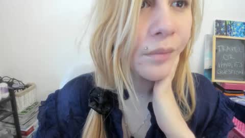 Snapshot of artsyandcraftsy_ chatting on 01/10/26, 11:23 MIA online show from 01/10/26, 11:23