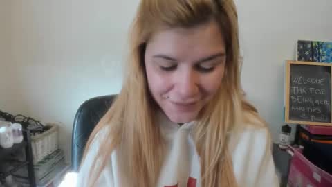 Snapshot of artsyandcraftsy_ chatting on 01/11/26, 01:16 MIA online show from 01/11/26, 01:16