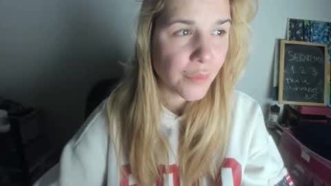 Snapshot of artsyandcraftsy_ chatting on 01/12/26, 09:20 MIA online show from 01/12/26, 09:20