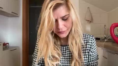 Snapshot of artsyandcraftsy_ chatting on 01/17/26, 10:31 MIA online show from 01/17/26, 10:31