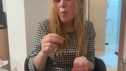 Snapshot of artsyandcraftsy_ chatting on 01/17/26, 10:35 MIA online show from 01/17/26, 10:35