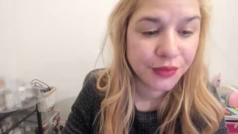 Snapshot of artsyandcraftsy_ chatting on 02/01/26, 06:06 MIA online show from 02/01/26, 06:06