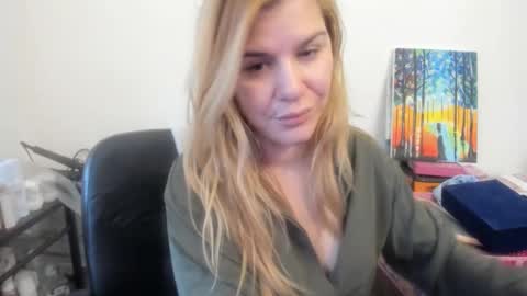 Snapshot of artsyandcraftsy_ chatting on 02/09/26, 08:40 MIA online show from 02/09/26, 08:40