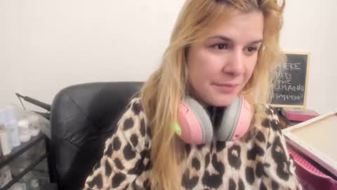 Snapshot of artsyandcraftsy_ chatting on 02/10/26, 10:03 MIA online show from 02/10/26, 10:03