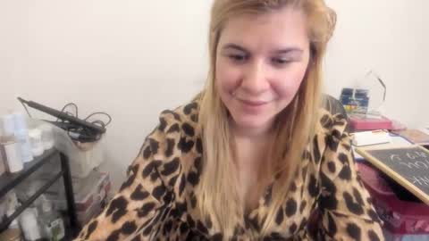 Snapshot of artsyandcraftsy_ chatting on 02/11/26, 10:15 MIA online show from 02/11/26, 10:15