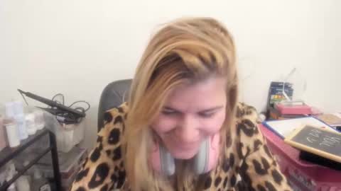 Snapshot of artsyandcraftsy_ chatting on 02/12/26, 10:27 MIA online show from 02/12/26, 10:27