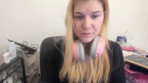 Snapshot of artsyandcraftsy_ chatting on 02/13/26, 06:48 MIA online show from 02/13/26, 06:48