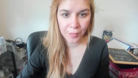 Snapshot of artsyandcraftsy_ chatting on 02/15/26, 12:14 MIA online show from 02/15/26, 12:14