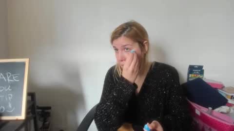 Snapshot of artsyandcraftsy_ chatting on 02/21/26, 11:33 MIA online show from 02/21/26, 11:33