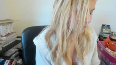 Snapshot of artsyandcraftsy_ chatting on 02/28/26, 08:59 MIA online show from 02/28/26, 08:59