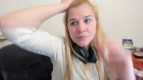 Snapshot of artsyandcraftsy_ chatting on 02/28/26, 10:55 MIA online show from 02/28/26, 10:55