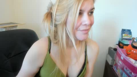 Snapshot of artsyandcraftsy_ chatting on 03/01/26, 11:01 MIA online show from 03/01/26, 11:01