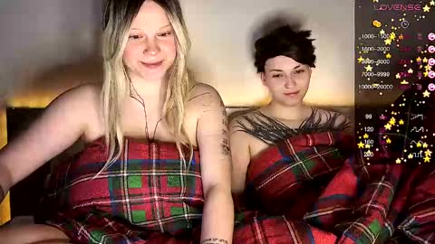 Arya brunett and Cassie blond online show from 01/05/25, 05:20