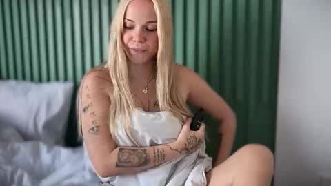 Arya brunett and Cassie blond online show from 03/20/26, 07:35