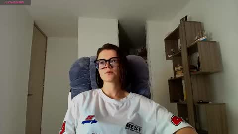 Snapshot of arya_starkw chatting on 11/17/25, 02:01 Ary 3 online show from 11/17/25, 02:01