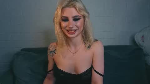 Snapshot of ashley_urban chatting on 06/19/26, 03:11 Ashley online show from 06/19/26, 03:11