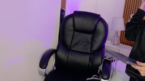 Ashley  online show from 10/20/25, 06:03