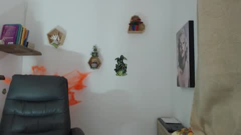 Snapshot of ashlyn_brooke1 chatting on 10/10/25, 12:42 Sarah .3 hello guys .im love online show from 10/10/25, 12:42