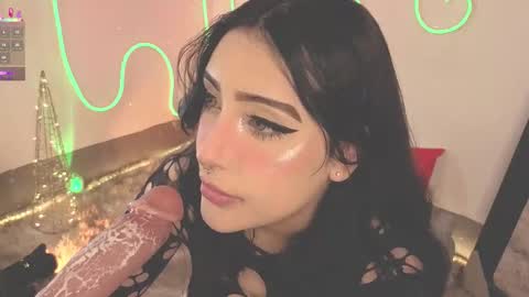 Snapshot of ashlynnlowe_ chatting on 12/19/25, 07:32 Ash online show from 12/19/25, 07:32