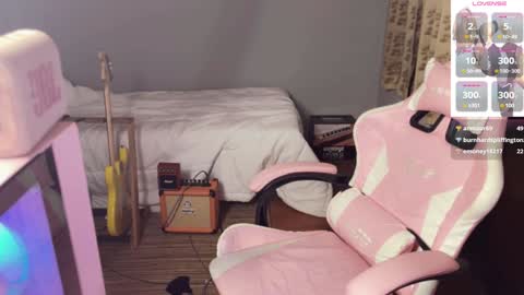 Snapshot of asianfemboycd chatting on 01/15/25, 04:21 Emi online show from 01/15/25, 04:21