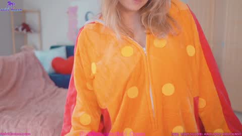 Asiri   pronounced Ah-siri Please no nicknames   3 online show from 02/27/26, 05:35