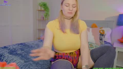 Asiri   pronounced Ah-siri Please no nicknames   3 online show from 04/02/26, 04:04