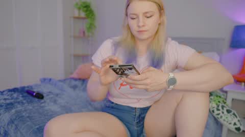 Asiri   pronounced Ah-siri Please no nicknames   3 online show from 04/09/26, 05:07