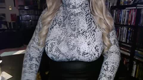 Snapshot of aspen_vale chatting on 09/27/25, 02:27 Aspen Vale online show from 09/27/25, 02:27