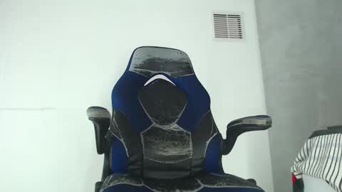 Snapshot of aston_vera chatting on 10/20/25, 04:02 Aston online show from 10/20/25, 04:02