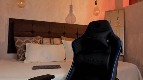 Snapshot of astonhills chatting on 04/16/26, 02:23 astonhills online show from 04/16/26, 02:23