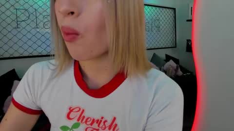 Snapshot of atenea_klett_ chatting on 02/04/25, 01:06 ATENEA online show from 02/04/25, 01:06